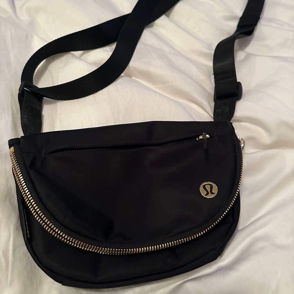 Lululemon all night festival bag. Black and gold